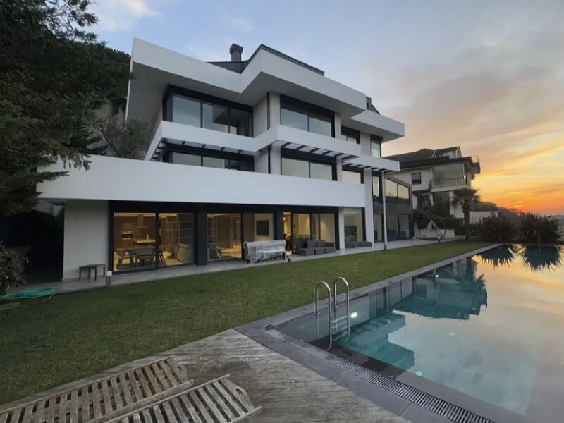 Modern havuzlu büyük villa